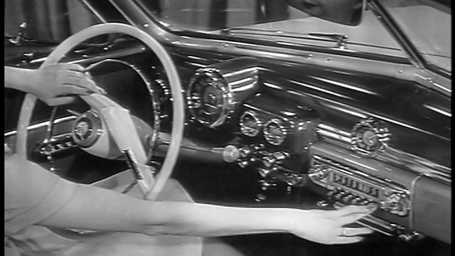1949年，黑人和白人妇女在新水星汽车/工业仪表盘上操作控制视频下载