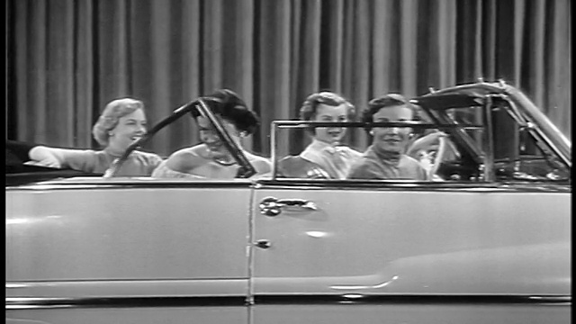 1949年，黑人和白人4名妇女坐在水星敞篷车的展厅，电动窗上升/工业。视频下载