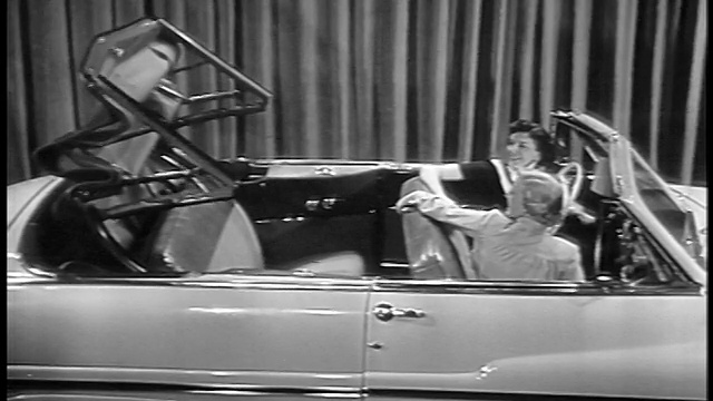 黑人和白人1949年2名妇女坐在水星敞篷车在展厅软顶上升/工业视频素材