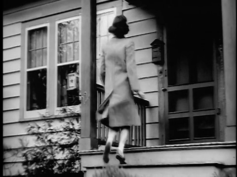 B/W 1943/44低角度后视图妇女走上楼梯到门廊+进入房子/春田，新泽西视频素材