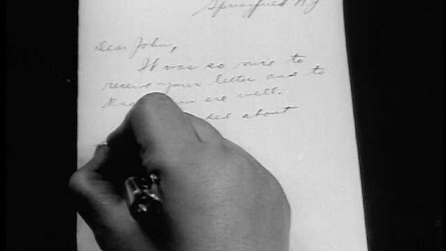 B/W 1943/44特写女子的手用钢笔写信/新闻片视频下载