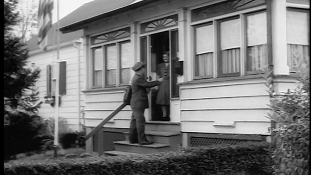 1943/44年邮差走进屋子，女人开门/新泽西斯普林菲尔德/新闻短片视频素材