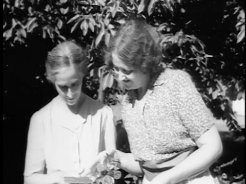 1943/44年两个女人在户外读信/新泽西斯普林菲尔德/新闻片视频素材