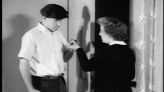 1943/44年女人把门把手给男人修理/新闻短片视频素材