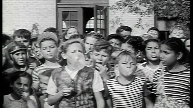 1947年，一群孩子在户外用口香糖吹泡泡/新闻片视频下载