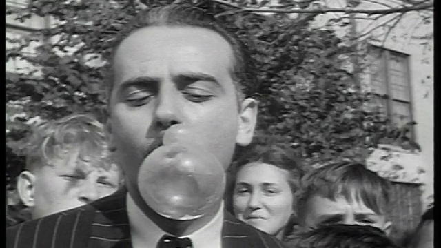 1947年B/W近距离的男人与胡子(安德鲁J巴黎)吹肥皂泡与口香糖户外/新闻片视频下载