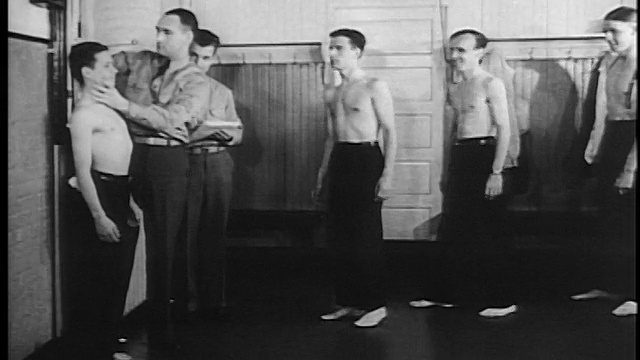 1941年B/W系列赤裸上身的新兵正在被测量/记录视频下载