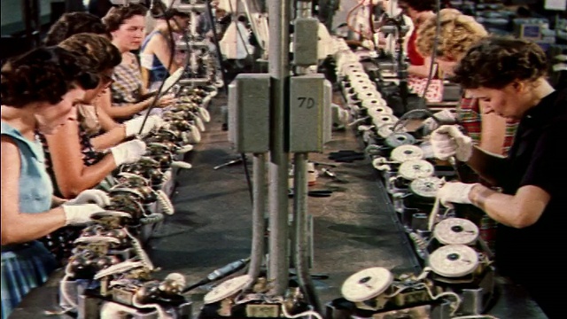 1959年在电话装配线上工作的一群妇女视频素材