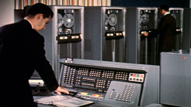 20世纪50年代，一群穿着深色西装的人在电脑室里操作IBM 705电脑视频下载