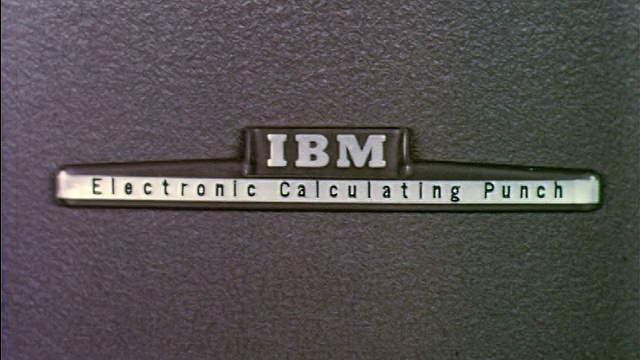 20世纪50年代早期机器上的近距离标志-“IBM电子计算穿孔机”视频下载