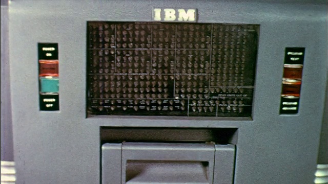 20世纪50年代早期近距离观察IBM标志上方的灯光面板+大型计算机上的按钮视频下载