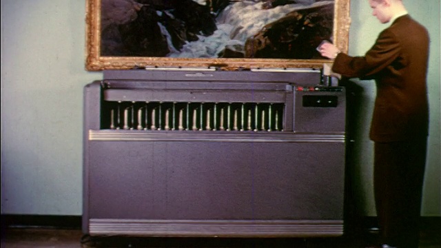 20世纪50年代早期后视图人与穿孔卡操作读卡器视频素材
