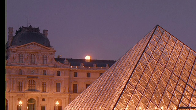 时光流逝，月亮从卢浮宫/巴黎升起视频下载
