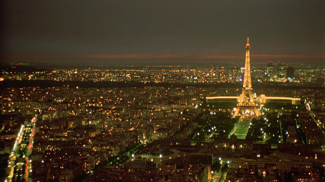 高角度广角拍摄的时间流逝日落在巴黎与埃菲尔铁塔视频素材