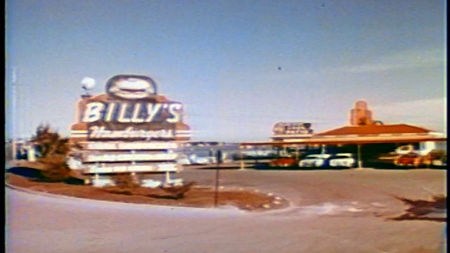 1958年，从汽车视角驶入“比利的”免下车餐厅/新闻短片视频素材