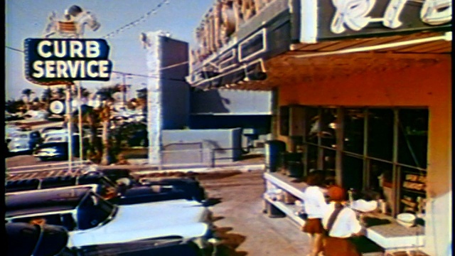 1958高角停车+在免下车餐厅的女服务员/新闻短片视频素材