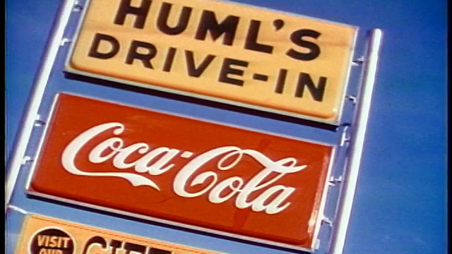 1958年，低角度放大到“Huml’s Drive-In”+“Coca Cola”标志/新闻短片视频下载