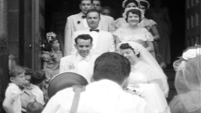 1955年家庭电影新娘和新郎从教堂出来视频下载