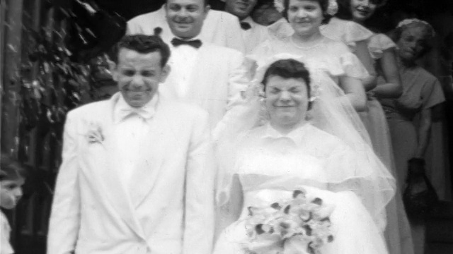 1955年家庭电影新娘+新郎+婚礼派对下教堂楼梯视频下载