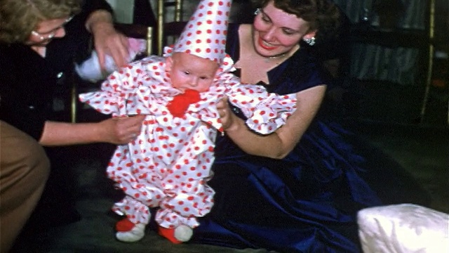 1955年家庭电影婴儿穿着小丑服装和一个女人坐在派对上视频下载