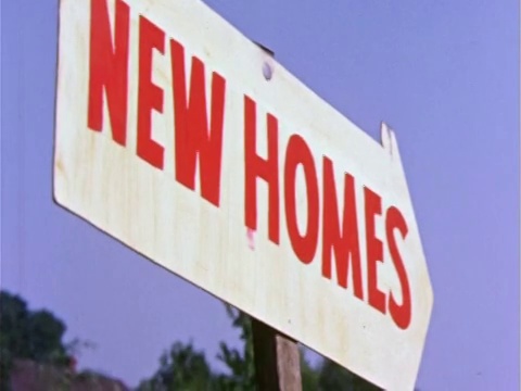 1959年低角度近景箭头形标识，红色字体“新家园”/蓝天+背景树/ Phila。/ docu。视频素材