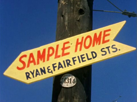 1959年近距离的黄色箭头形标志“SAMPLE HOME”贴在木杆上/背景是蓝天/费城视频素材