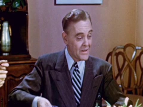 1952年，少女与坐在餐桌前的男人交谈+拥抱视频素材