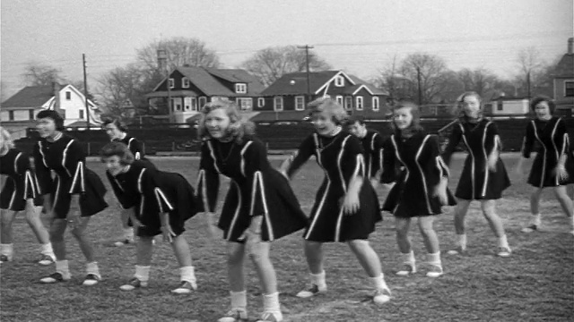 1953年，一群穿着啦啦队服的年轻女性在练习啦啦队常规/纪录片视频下载