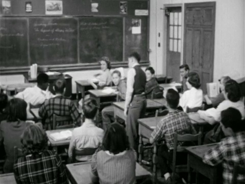 1951年后视图男孩在教室里扔纸飞机视频下载