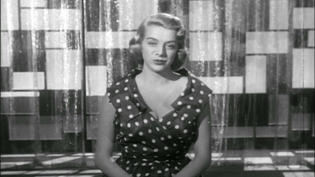 1956年的B/W变镜头，罗斯玛丽·克鲁尼唱“数你的祝福而不是绵羊”/电视节目视频下载