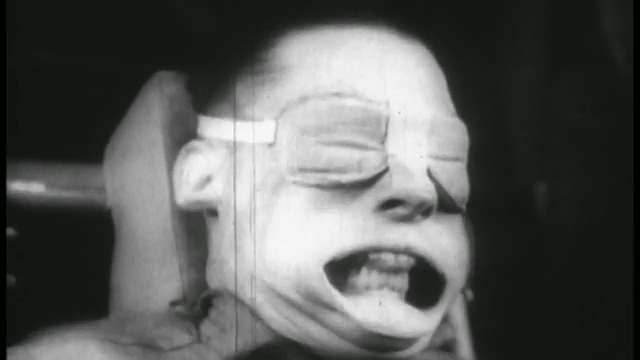 B/W 20世纪50年代高速近距离拍摄风洞/新闻片中重力实验中人类扭曲的脸视频下载