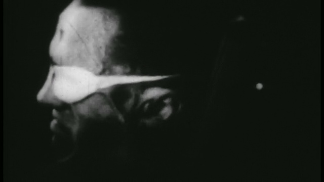 20世纪50年代高速近景人物在风洞重力实验中的变形脸视频素材