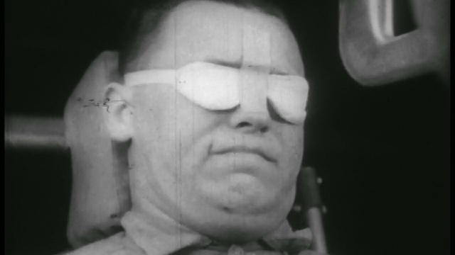 20世纪50年代高速风洞重力实验中人体扭曲面部特写视频素材