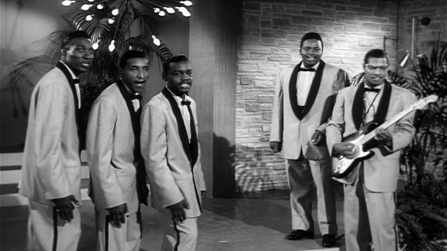 1956年黑白月光乐队在小舞台上表演“Over + Over Again”视频下载