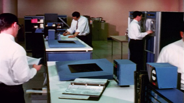 1965年在计算机室工作的人/纪录片视频素材