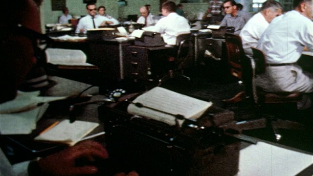 1960年，在报社的办公室里，肩并肩在打字机上打字的人/在后台工作的人/纪录片视频下载