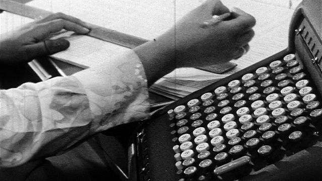 60年代黑人妇女手握标尺在加算机上快速打字视频下载