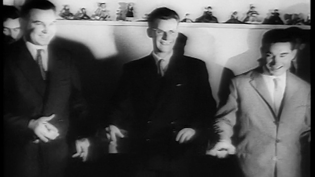 1961年，三个穿着西装微笑的男人在舞池里跳舞/新闻短片视频素材