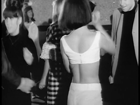 B/W 1965后视图倾斜下来的深色女孩在吊带上衣跳舞在夜总会/新闻短片视频下载