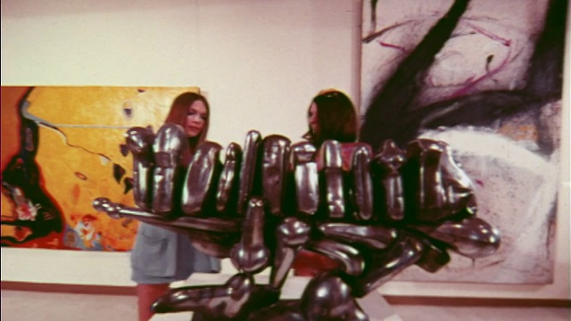 1970年，两个女人在艺术博物馆看金属雕塑/亚特兰大/旅行日志视频下载
