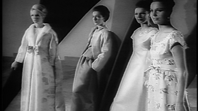 B/W 1965摄影小车拍摄的女性正装造型的雕塑/现代艺术博物馆/纽约/新闻短片视频素材