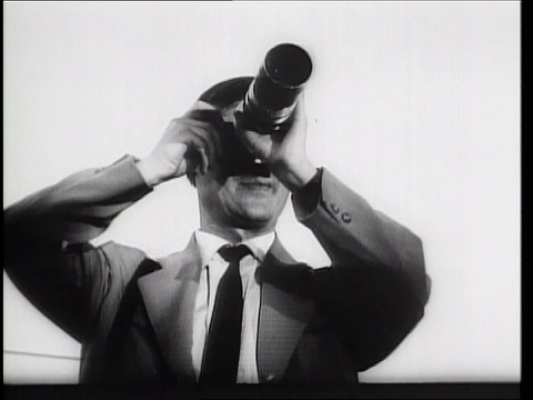 1961年B/W低角度特写镜头男子使用长镜头户外/柏林/新闻片视频素材