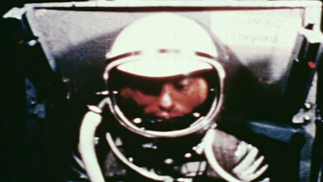 20世纪60年代，宇航员穿着太空服坐在离心机训练期间(可能是格斯·格里森)视频素材