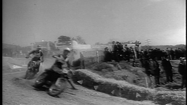 1964年摩托车手在比赛中转弯/西班牙巴塞罗那/新闻短片视频素材
