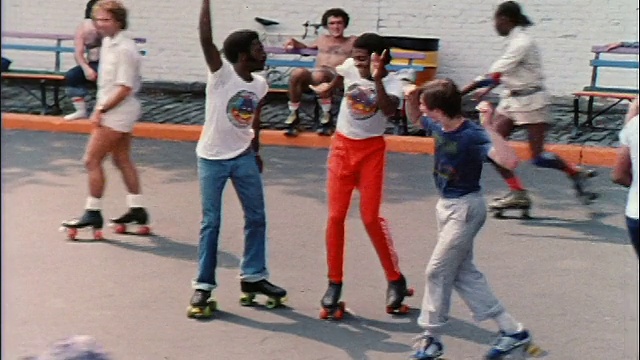 1978年高角度黑人和白人穿着旱冰鞋在公园/纽约/教育视频下载
