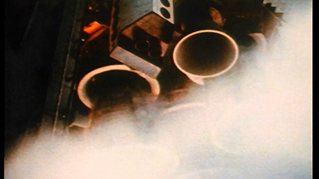 1970年代在发射台上的航天飞机的火箭发动机的低角度特写/教育视频素材