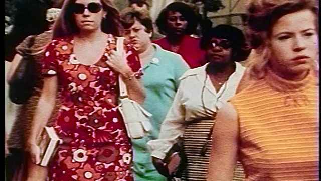 20世纪70年代一群女性走在纽约大街上/纪录片视频下载