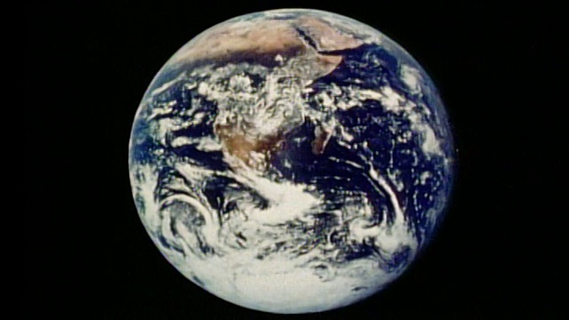 从太空中放大地球视频素材