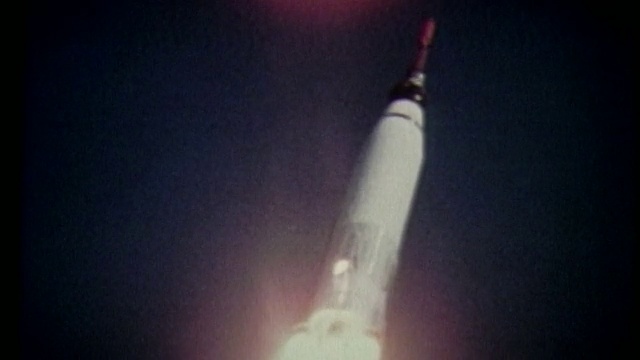 火箭升空后在空中上升的跟踪镜头视频下载