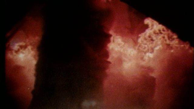 火箭升空时火焰和烟雾的慢动作特写视频下载